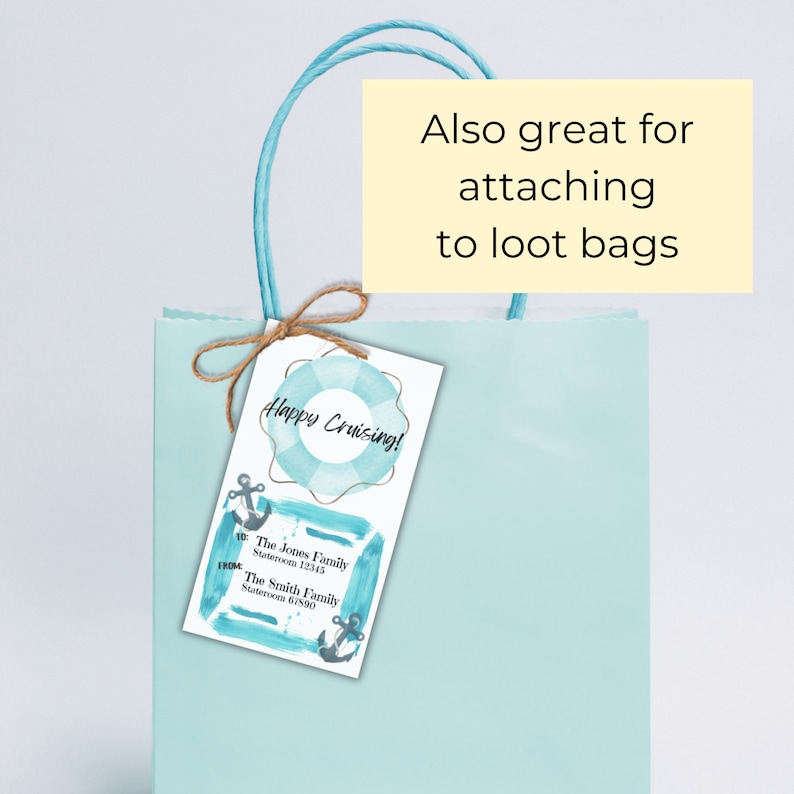 Puede incluir: Una bolsa de regalo azul y blanca con una etiqueta que dice "Happy Cruising!" y tiene un tema n&aacute;utico. La etiqueta tiene una boya salvavidas, anclas y el texto "The Jones Family Stateroom 12345" y "The Smith Family Stateroom 61500".