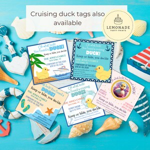 Puede incluir: Cuatro etiquetas cuadradas de colores con un tema de pato. Cada etiqueta presenta un pato de dibujos animados, un crucero y un texto que dice "&iexcl;Qu&eacute; suerte! &iexcl;Encontraste un pato de crucero! &iexcl;Gu&aacute;rdalo o esc&oacute;ndelo, t&uacute; decides!" El texto tambi&eacute;n incluye el nombre de una l&iacute;nea de cruceros, el nombre del barco y las fechas del crucero. Las etiquetas son perfectas para una fiesta o evento con tem&aacute;tica de crucero.