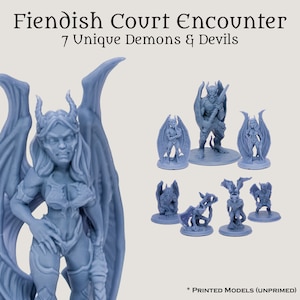 Può includere: Sette miniature non dipinte di demoni e diavoli. Le miniature sono realizzate in plastica blu chiaro e sono in varie pose dinamiche. Le miniature sono tutte uniche e presentano corna, ali e altre caratteristiche demoniache diverse. Il testo "Fiendish Court Encounter 7 Unique Demons & Devils" è stampato nella parte superiore dell'immagine. Il testo "* PRINTED MODELS (UNPRIMED)" è stampato nella parte inferiore dell'immagine.