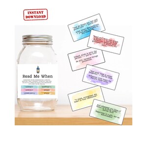 Peut inclure: Un bocal en verre transparent avec un couvercle argenté, étiqueté "Read Me When" avec des invites pour différentes émotions. Comprend de petites cartes avec des citations inspirantes. Les mots "Téléchargement instantané" sont dans un encadré rouge.