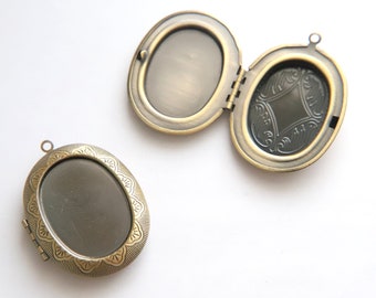 1 x Large Oval Locket Antiqued Gold Lockets Setting Bezel For Cabochons or Resin Charm Supplies Pendants Vintage Style Tray Size 26mm x 35mm