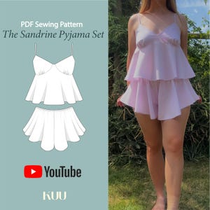 以下が含まれることがあります： ティアードトップとショートパンツのライトピンクのパジャマセット。トップはスパゲッティストラップとハートネックラインです。画像には、パジャマセットの線画と「PDF Sewing Pattern The Sandrine Pyjama Set」というテキストも表示されています。