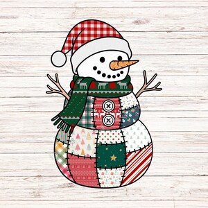 Op de afbeelding: Een grillige sneeuwmanillustratie met een patchworklichaam, met een rood-witte geruite hoed en een groene sjaal met hertenpatronen. De sneeuwman heeft een wortelneus, takarmen en een trui met knopen. Het ontwerp staat tegen een witte houten achtergrond.