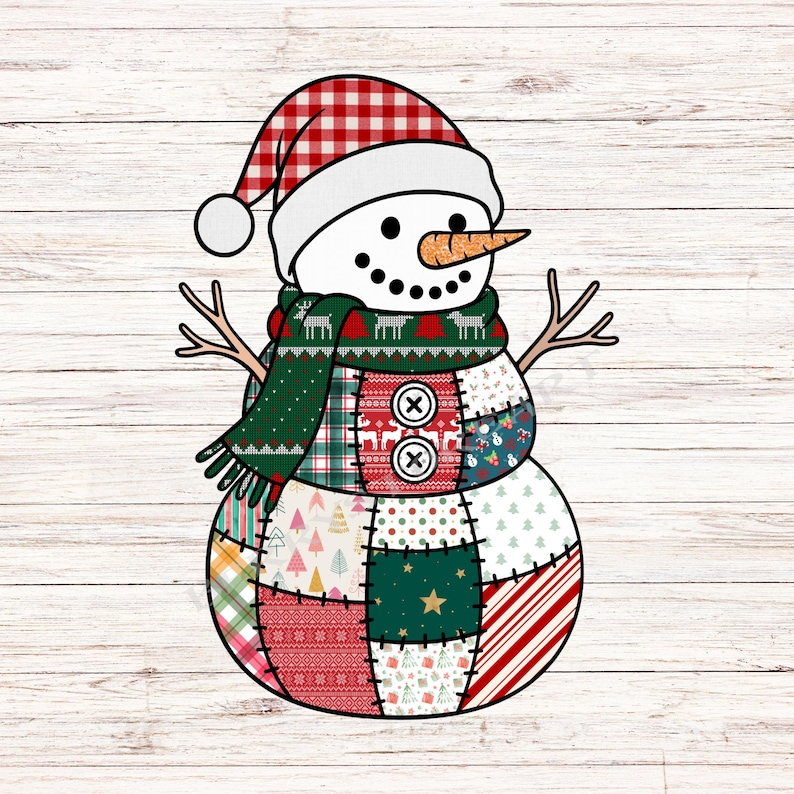 Op de afbeelding: Een grillige sneeuwmanillustratie met een patchworklichaam, met een rood-witte geruite hoed en een groene sjaal met hertenpatronen. De sneeuwman heeft een wortelneus, takarmen en een trui met knopen. Het ontwerp staat tegen een witte houten achtergrond.
