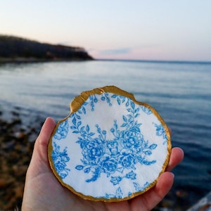 Plato de vieiras con flores azules