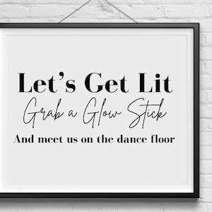 以下が含まれることがあります： 「Let's Get Lit Grab a Glow Stick And meet us on the dance floor」というテキストが書かれた白黒の印刷可能なサイン。