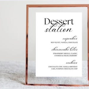 Könnte beinhalten: Ein gerahmtes Dessert-Stationsschild mit einem roségoldenen Rahmen. Das Schild listet Cupcakes, Käsekuchen-Häppchen und Kekse mit Geschmacksbeschreibungen in eleganter schwarzer Schrift auf. Der Hintergrund ist weiß.