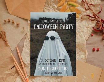 Può includere: Invito a una festa di Halloween con un fantasma con gli occhiali da sole. L'invito include il testo "YOU'RE INVITED TO A HALLOWEEN PARTY" e i dettagli dell'evento: 31 ottobre, 22:00, indirizzo e "DON'T GHOST US". Sono fornite anche le informazioni RSVP.