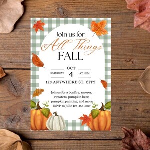 Puede incluir: Invitación a un evento de otoño con el texto "Join us for All Things Fall". El diseño incluye calabazas, hojas de otoño y un fondo a cuadros verdes y blancos. La fecha es el 4 de octubre.