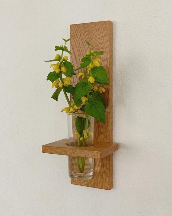 Wandvase aus Holz für frische Blumen