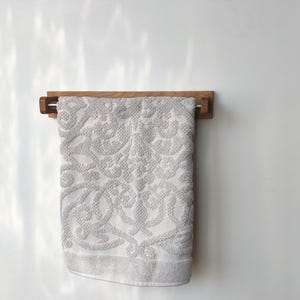 Porte-serviettes mural en acier inoxydable et bois de chêne, Porte-serviettes fait main en chêne massif pour salle de bain et cuisine, Rangement des serviettes en trois tailles