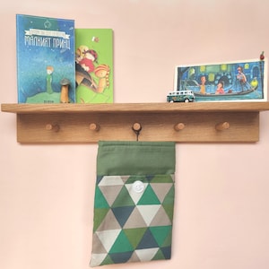 Solid oak peg shelf in three sizes, Soft-edge hook shelf for a Montessori-inspired nursery, Floating kids’ room shelf with hanging pegs