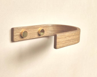 Fermacravatte per tende in rovere con fissaggi placcati in oro, da montare a parete.