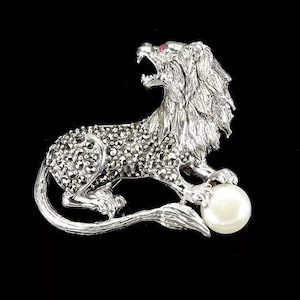 Exquisite silver jewelry brooch in the shape of a lion &quot;Keeper of the Pearl&quot;