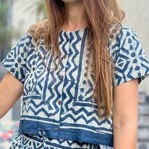 Blusa de algodão índigo feita à mão – estampada em bloco, manga curta, leve