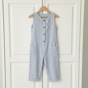 Naaipatroon kinderjumpsuit: ruimvallende knoopsluiting (maten 98-116 cm) (pdf-patroon)