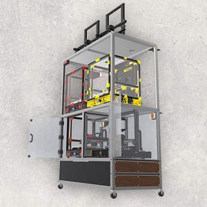 Peut inclure: Une grande armoire de rangement métallique à plusieurs niveaux sur roulettes, dotée de portes et de panneaux latéraux en acrylique transparent. L'unité abrite deux imprimantes 3D, une avec des accents jaunes et une avec des accents rouges, et deux tiroirs inférieurs avec une finition en bois foncé.