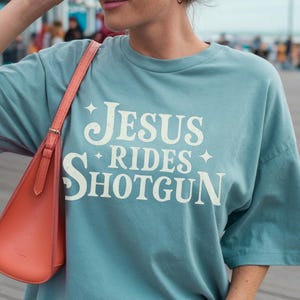 Jesus reitet Schrotflinten-Shirt - Retro christliches T-Shirt - Glaubens-basiertes T-Shirt für Frauen - Land Western Jesus T-Shirt - Boho Küstenglaubensbekleidung