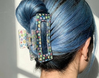 Kawaii Smiley Hair Claw | 90s Clip with Velvet Pouch | Pince Crocodile Clip Gen Z Aesthetic Girls Women Cute 90s Smiley Emoji Print
