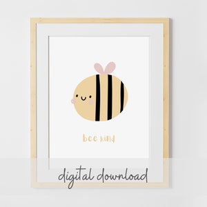 Può includere: Un download digitale stampabile con un'ape di cartone animato carina con strisce nere e gialle e ali rosa. L'ape ha una faccia felice e il testo "bee kind" è scritto sotto.