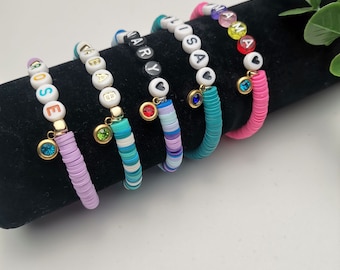 Bracelet de perles avec nom personnalisé, bracelet de mots personnalisé, bracelet à breloques pierres de naissance, bracelet avec nom de perles Heishi, bracelet de maman pour cadeau d'anniversaire