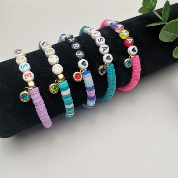 Bracelet de perles avec nom personnalisé, bracelet de mots personnalisé, bracelet à breloques pierres de naissance, bracelet avec nom de perles Heishi, bracelet de maman pour cadeau d'anniversaire