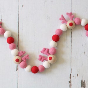 Reindeer Holiday Felt Garland - Pinks, Pink and Red Holiday Colors, Felt Ball Pom Garland, Felt Ball Garland, Felt Reindeer, Mantle Decor