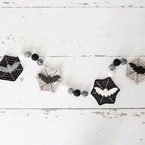 Ghirlanda di Halloween, striscione di Halloween, striscione con ragnatele, ghirlanda di pipistrelli, ragnatele di feltro, pompon di feltro di Halloween, decorazioni di Halloween, decorazioni spettrali per il camino