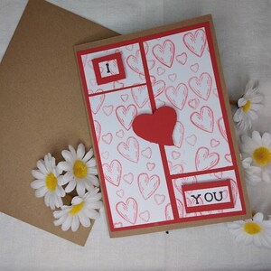 Tarjeta kraft hecha a mano TE AMO con sobre en blanco en el interior