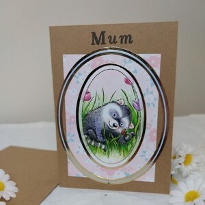 Tarjeta kraft hecha a mano, para MAMÁ, con sobre, en blanco por dentro.