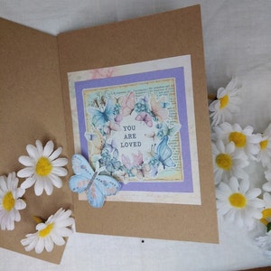 Tarjeta kraft hecha a mano, TE ENCANTA, con sobre, en blanco por dentro.