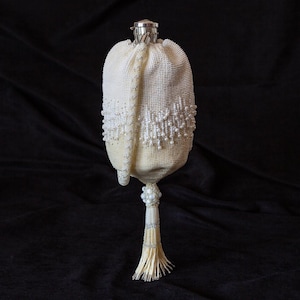 Beaded bucket bag, pearl beaded clutch, white beaded bag, pearl beaded clutch, crochet pouch, bridal clutch with tassel in Gatsby style