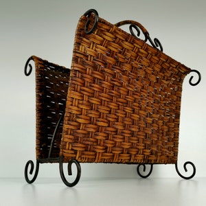 Francuski Vintage Rattanowy stojak na czasopisma Kosz na czasopisma z połowy wieku Hollywood Regency Paris Art Deco Stojak na gazety Żelazny stojak wiklinowy Boho