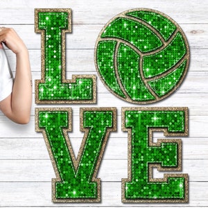 Può includere: Design di sublimazione con glitter verde e oro con la parola "LOVE" e una pallavolo al centro. Il design è perfetto per creare abbigliamento, accessori e decorazioni per la casa personalizzati.