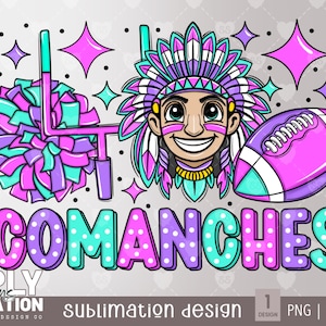 Puede incluir: Un diseño de sublimación colorido con un personaje de dibujos animados nativo americano, un balón de fútbol y un poste de portería. La palabra "COMANCHES" se muestra en letras grandes con lunares. El diseño incorpora tonos de rosa, morado y turquesa, con estrellas.