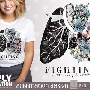 Puede incluir: Diseño de sublimación con una ilustración en blanco y negro de un pulmón con una cinta blanca y flores coloridas. El texto "FIGHTING with every breath" está escrito debajo de la imagen.