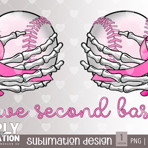 Peut inclure: Un design de sublimation avec un ruban rose et un ballon de baseball tenu par des mains squelettiques. Le texte "save second base" est écrit en cursive rose.