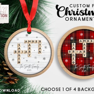 Può includere: PNG di ornamento natalizio familiare personalizzato. Sono mostrati due ornamenti rotondi con cornici in legno. Uno ha uno sfondo bianco con nomi di famiglia in tessere di Scrabble. L'altro ha uno sfondo a quadri rossi. Entrambi hanno un nastro rosso.