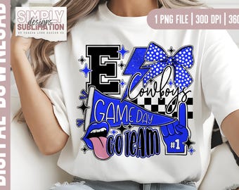 Peut inclure: T-shirt blanc avec un motif graphique bleu et noir. Le motif comprend le mot "Cowboys", un nœud, un éclair et les mots "Game Day Go Team". Le numéro un est également présent dans le motif.