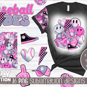 Può includere: Un set di design per sublimazione con un motivo a tema baseball rosa e grigio con il testo "Baseball Vibes". Il set include 16 file PNG, 2 design per sublimazione, 13 clipart abbinate e 1 motivo senza cuciture. I design sono a 300 dpi.