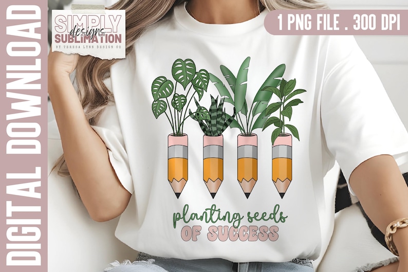 Peut inclure: T-shirt blanc avec un motif de quatre plantes dans des pots en forme de crayon. Les crayons sont jaunes avec des dessus roses, et les plantes ont des feuilles vertes. Le texte "planting seeds of success" est en dessous.