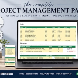 Peut inclure: Un pack de gestion de projet numérique affiché sur un écran d'ordinateur portable et de smartphone. L'interface présente des tableaux pour les tâches, les objectifs et un registre RAID avec des en-têtes verts et des lignes jaune pâle.