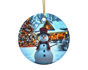 Puede incluir: Adorno navideño redondo con un muñeco de nieve con sombrero de copa y bufanda, sobre un fondo nevado con un árbol de Navidad decorado y una casa con luces. El adorno tiene el texto "Merry Christmas 2024".