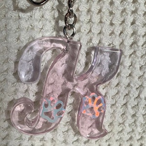 Llavero con letra escrita a mano en resina epoxi con huellas de patas con purpurina, regalo de cumpleaños para el día de la madre, llavero con la letra "K" de estilo único