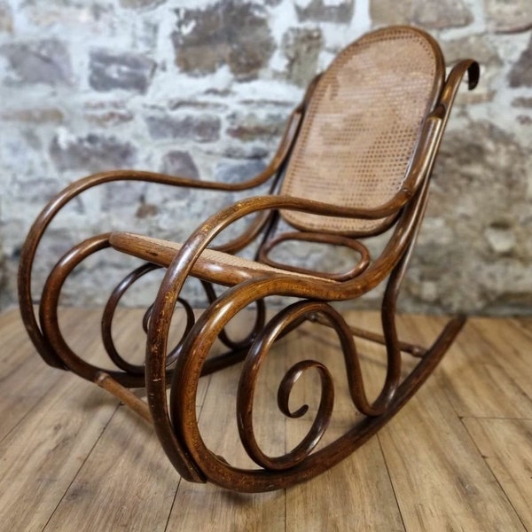 Zabytkowy fotel bujany z giętego drewna – 1905
