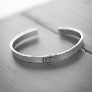 Silbernes Armband mit Weltkarte