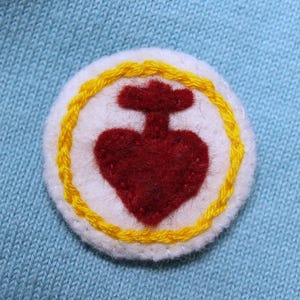 Handmade Vendée Sacred Heart Badge, Felt Sacred Heart Brooch, Dieu Le Roi Patch, Sacred Heart of Jesus Pin, Traditional Catholic Gift