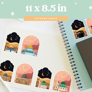 以下が含まれることがあります： 三日月とモスクのイラストが描かれた8種類のステッカーがついたステッカーシートです。ステッカーは白い背景に、4つずつ2列に並んでいます。シートのサイズは27.9 x 21.6 cmです。