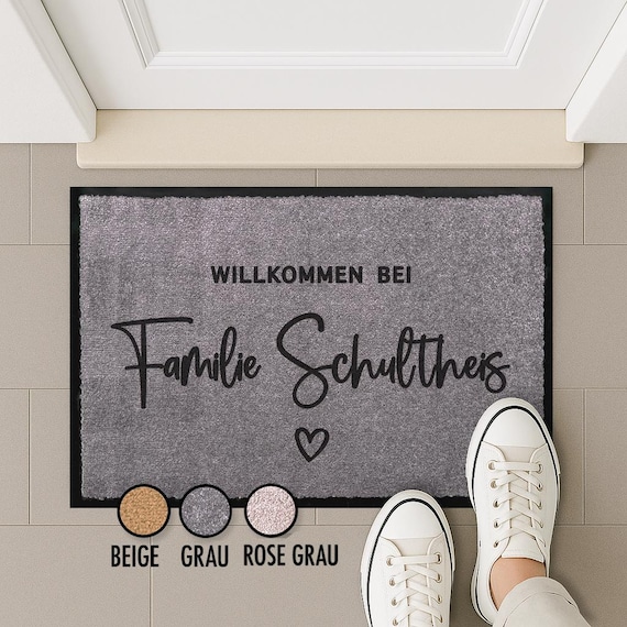 Personalisierte Fußmatte WILLKOMMEN BEI mit Familienname und Herz | Türmatte Familie | Grau & Beige | Geschenk Familie Einzug Hochzeit Umzug