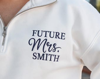 Sweat-shirt brodé personnalisé Future Mrs avec fermeture éclair sur un quart, date sur la manche, cadeau pour la mariée, future Mrs. et M. Shirt, cadeau de fiançailles